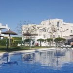 pool_urbanización_umbrella